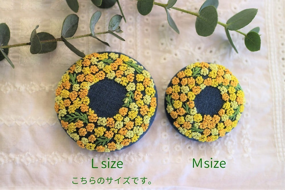 ミモザ＊手刺繍のブローチ＊紺＊Large 4枚目の画像