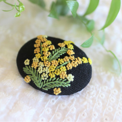 ミモザ＊手刺繍のブローチ ＊黒Ⅱ 2枚目の画像