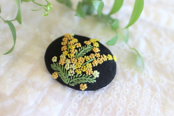 ミモザ＊手刺繍のブローチ ＊黒Ⅱ 2枚目の画像