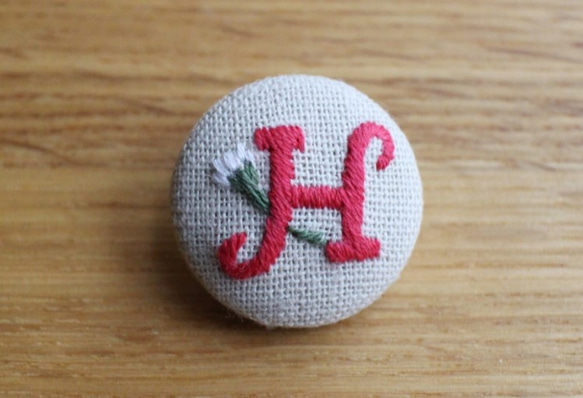 手刺繍＊アルファベット＊くるみボタン H ボタン chai&stroll