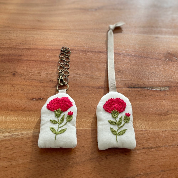 作り方動画付き：カーネーション刺繍のバッグチャーム 3枚目の画像