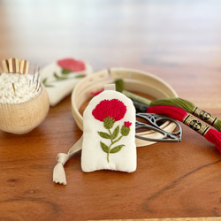 作り方動画付き：カーネーション刺繍のバッグチャーム 1枚目の画像