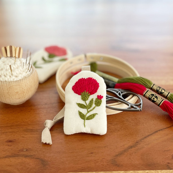 作り方動画付き：カーネーション刺繍のバッグチャーム 1枚目の画像