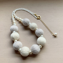 毛糸の巻玉ネックレス（赤） 3枚目の画像