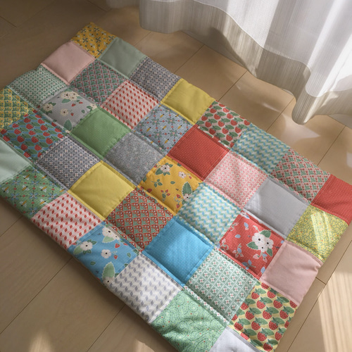 【安心発送】 53cm×88cm 四角つなぎのパッチワークマルチマット kukka153 その他