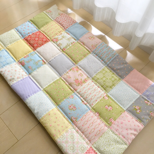 休止中】53cm×88cm 四角つなぎのパッチワークマルチマット 休止中】53cm×88cm 四角つなぎのパッチワークマルチマット