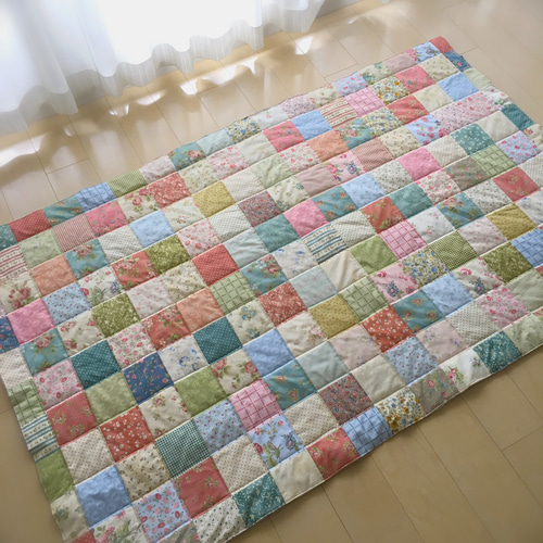 sold * 118cm×190cm 四角つなぎのパッチワーク ベッドキルト sold * 118cm×190cm 四角つなぎのパッチワーク ベッドキルト