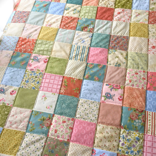 sold * 118cm×190cm 四角つなぎのパッチワーク ベッドキルト