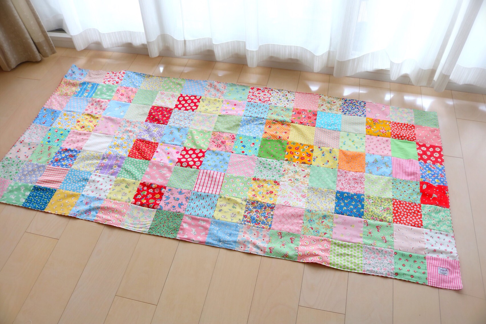 K様オーダー品】四角つなぎのパッチワークマルチカバー 187cm