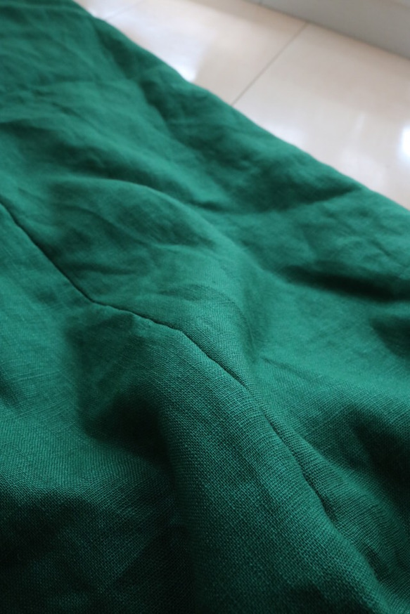 【 受注生産／送料込 】リネン100%　ラプセニのギャザースカート（color：ボトルグリーン） 2枚目の画像