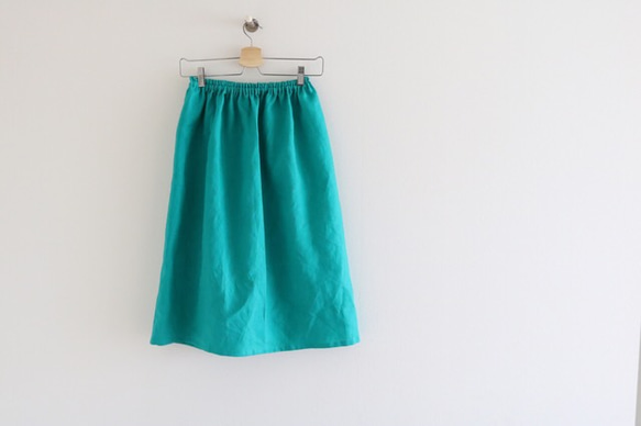 【 受注生産／送料込 】リネン100%　ラプセニのギャザースカート（color：エメラルドグリーン） 1枚目の画像