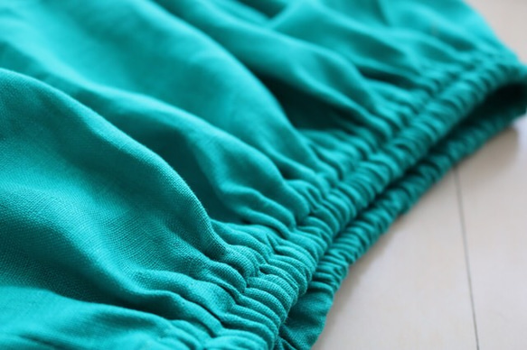 【 受注生産／送料込 】リネン100%　ラプセニのギャザースカート（color：エメラルドグリーン） 2枚目の画像