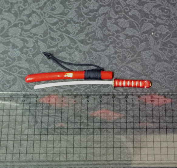 オビツ11 刀 (ノンスケール) 赤鞘 紺下げ緒 2枚目の画像