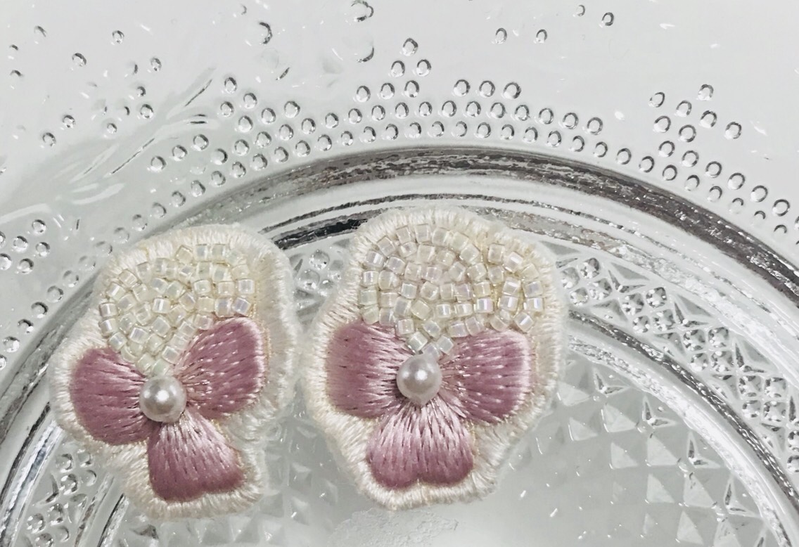 春らしい優しいピンクのビオラの刺繍イヤリング