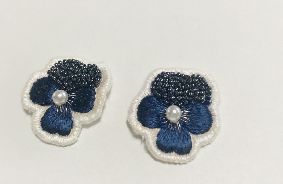 ネイビーのビオラ刺繍のイヤリング