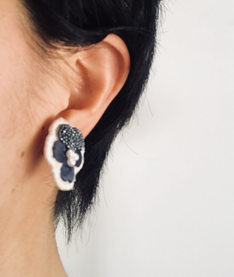 ネイビーのビオラ刺繍のイヤリング