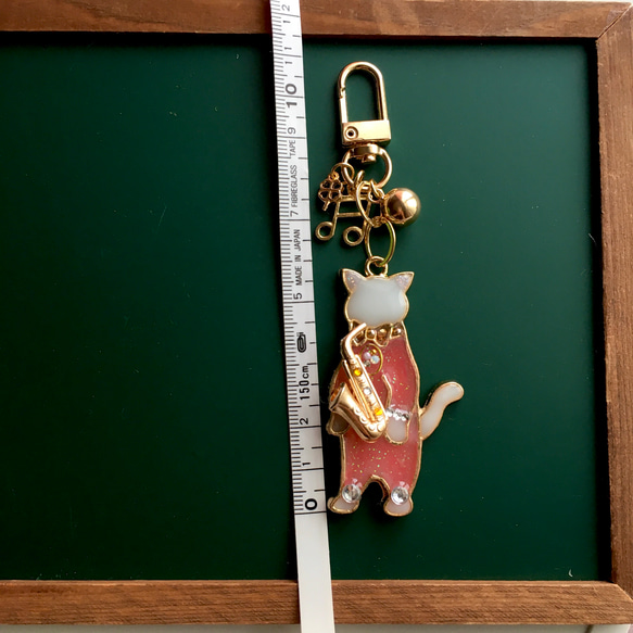 サックス奏者の猫のバッグチャーム　サーモンピンク 2枚目の画像