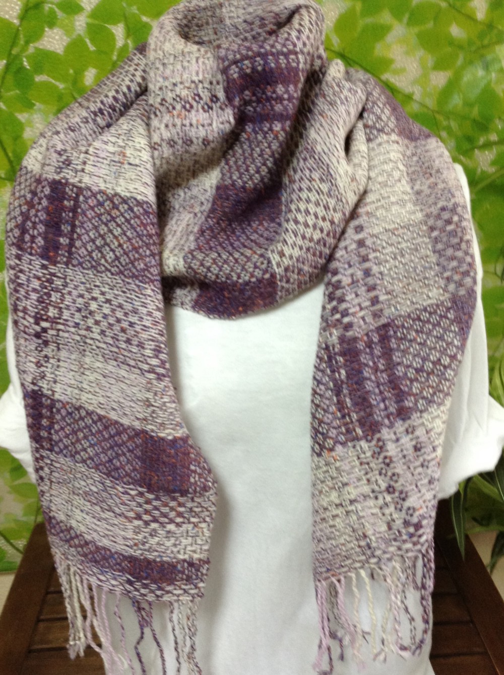 手織り　お洒落で優しいパープルとオフホワイト　ウールのストール