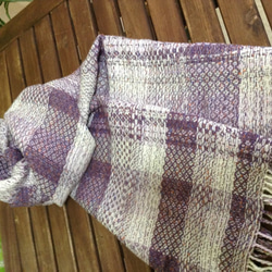 手織り　お洒落で優しいパープルとオフホワイト　ウールのストール 2枚目の画像