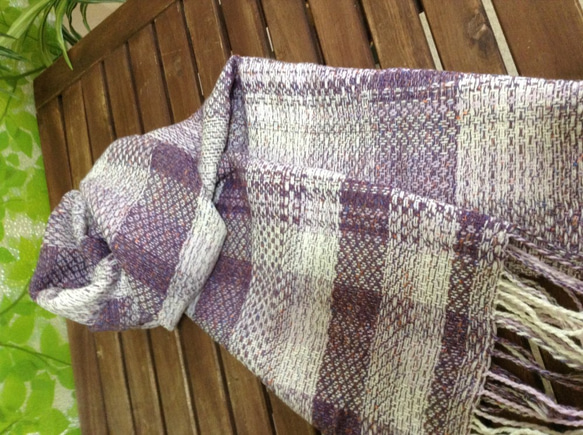 手織り　お洒落で優しいパープルとオフホワイト　ウールのストール 2枚目の画像