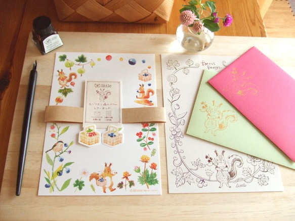 【封筒ハンドプリント】エゾリスと森のベリーレターセット　 2枚目の画像