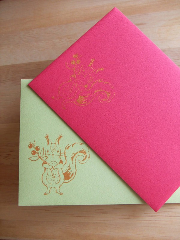 【封筒ハンドプリント】エゾリスと森のベリーレターセット　 4枚目の画像