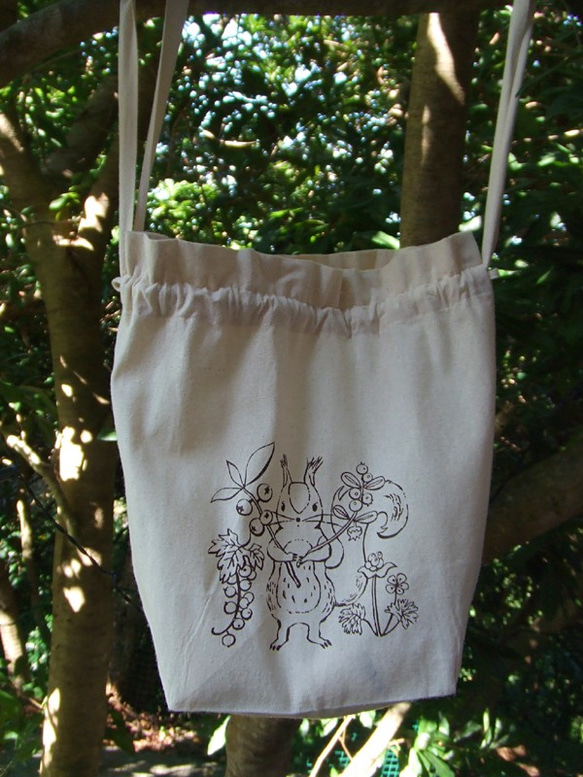 エゾリスのコットン巾着バッグ【ハンドプリント】 4枚目の画像