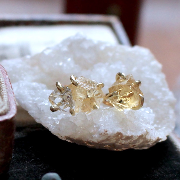 11月誕生石　商売繁盛　シトリンとハーキマー原石の天然石ゴールドスタッドピアス 1枚目の画像
