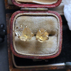 11月誕生石　商売繁盛　シトリンとハーキマー原石の天然石ゴールドスタッドピアス 2枚目の画像