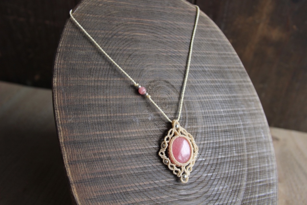 『紅輝』コバルトドロマイトとルビーのマクラメペンダントネックレス 紅輝』コバルトドロマイトとルビーのマクラメペンダント