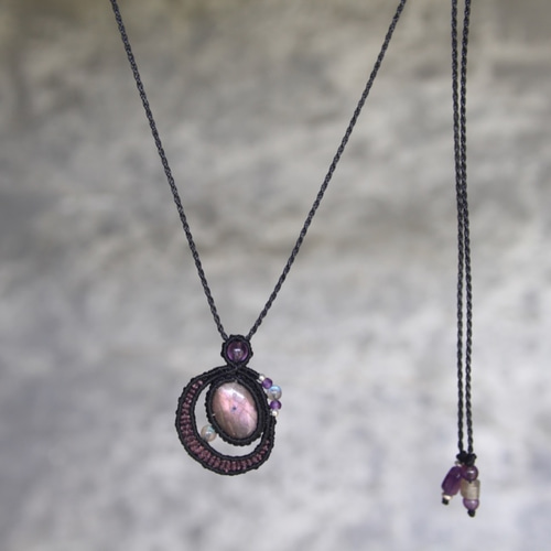 パープルラブライト マイクロ マクラメ 三日月 ペンダント