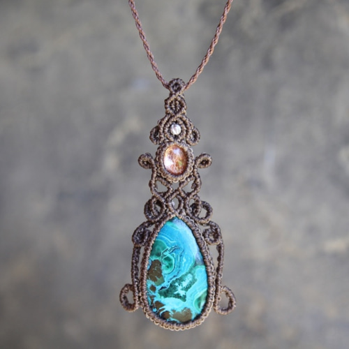 遥然』クリソコラインマラカイトとダイオプサイトのマクラメペンダント