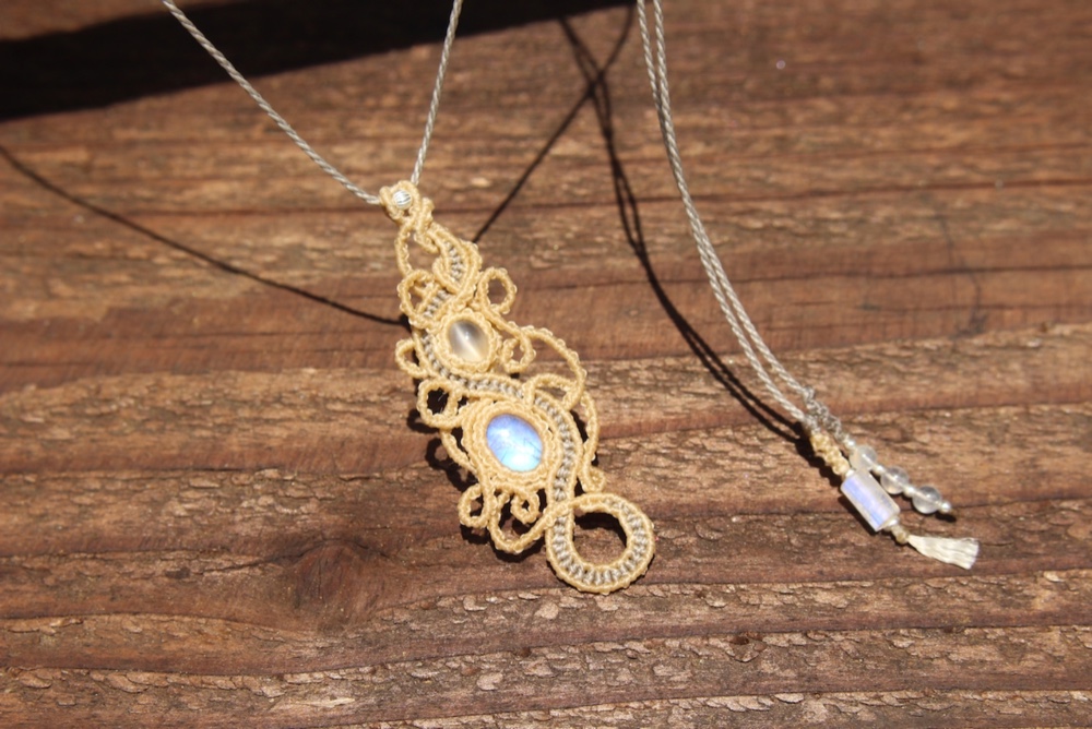 ブルームーンストーン　＆　ムーンストーン　キャッツアイ　流れ　マイクロマクラメ　ペンダント