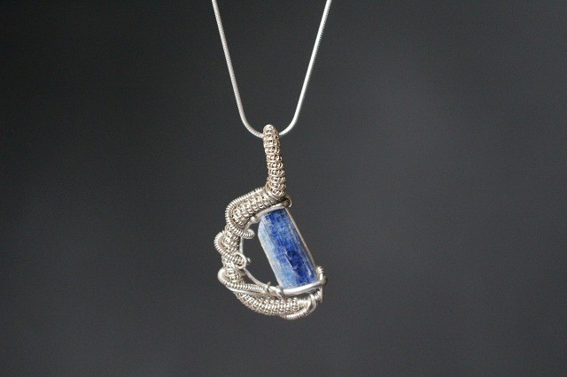 カイヤナイト　原石　シルバー925　ワイヤーラッピング　天然石　ペンダント　アシンメトリー　ネックレス