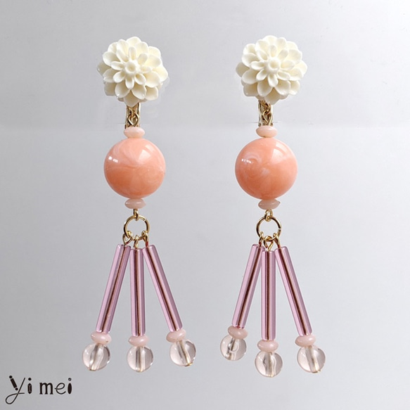 白い花のイヤリング　サーモンピンク&ピンク　NO.4 1枚目の画像