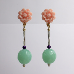 お花の大ぶりイヤリング　Kピンクフラワー&エメラルドグリーン 3枚目の画像