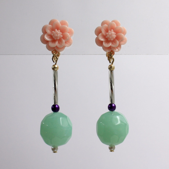お花の大ぶりイヤリング　Kピンクフラワー&エメラルドグリーン 3枚目の画像