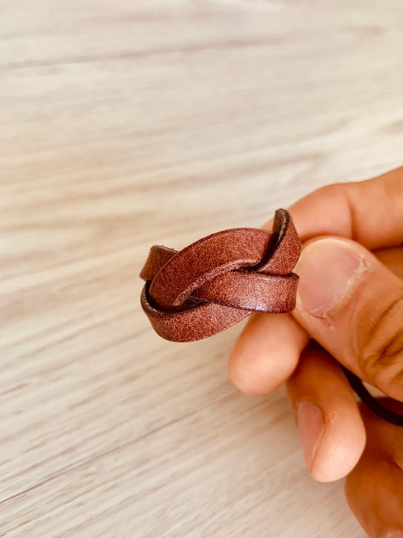 受注生産　然りげ無く可愛い編み込みレザーヘアゴム 8枚目の画像