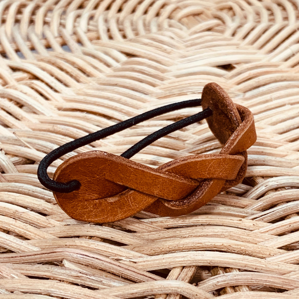 受注生産 然りげ無く可愛い編み込みレザーヘアゴム ヘアゴム conne