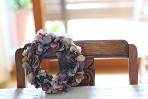 【アート】ダークな紫色の秋色紫陽花を使ったリース（約20㎝） 4枚目の画像