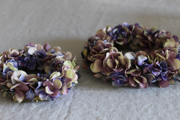 【アート】ダークな紫色の秋色紫陽花を使ったリース（約20㎝） 6枚目の画像