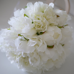【ブーケ】ホワイトの芍薬と紫陽花クラッチブーケ 1枚目の画像