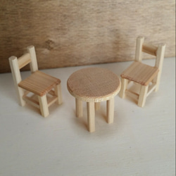 ミニチュア雑貨  木製丸テーブル＆チェア２個セット  インテリアやドールハウスに♪ 1枚目の画像