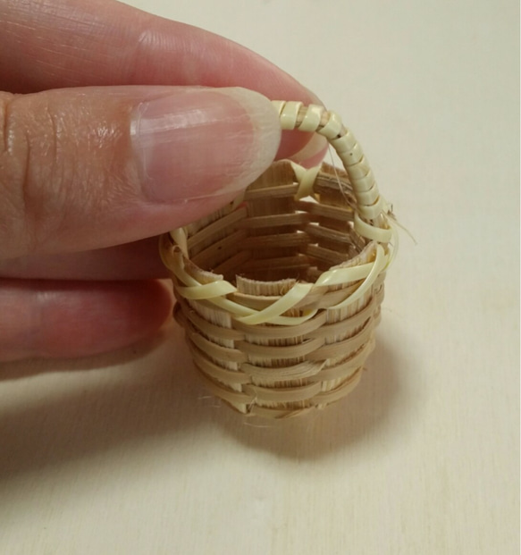 ミニチュアまるカゴ持ち手付き
