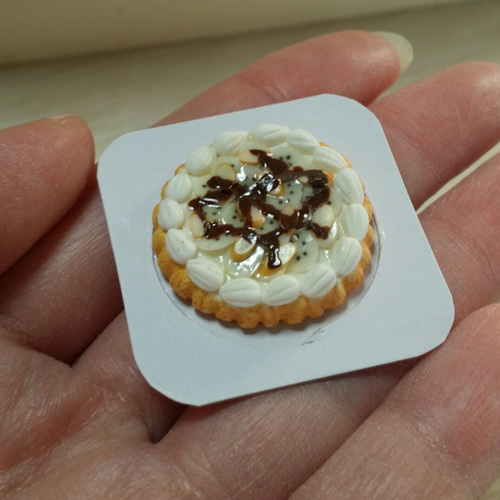 ミニチュア食品サンプル バナナタルト(１ホールタイプ)＋陳列用板＋