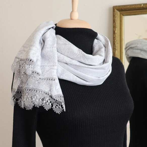 [Made to order] OYA Needlelace shawl [ATES] Pale Gray 第3張的照片