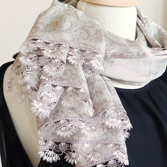 [再次上架] 帶花邊裝飾的高級緞面披肩“Azami / 2 面”銀薄荷 第2張的照片