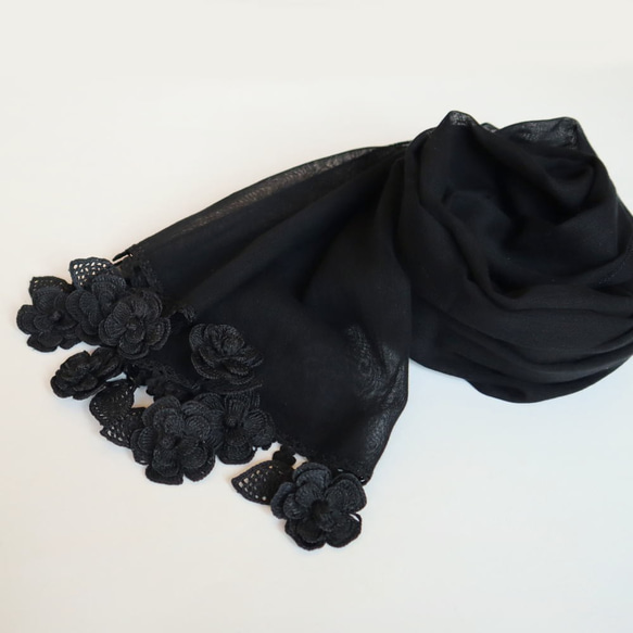 【數量有限】三維蕾絲花棉披肩“Marguerite”黑色 第5張的照片