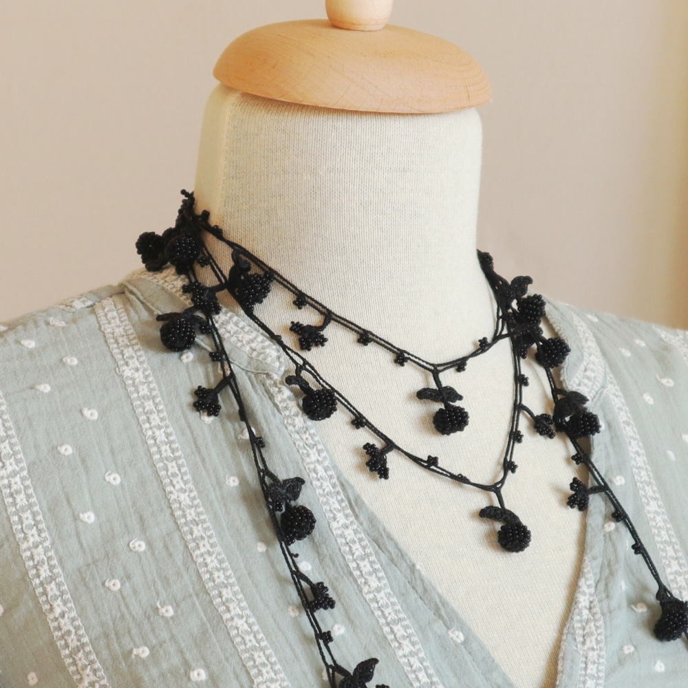ビーズとレースの150㎝ラリエット「ベリー」ブラック 4,346円