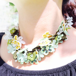 蕾絲和珠飾項鍊“碧柔”綠林 第1張的照片